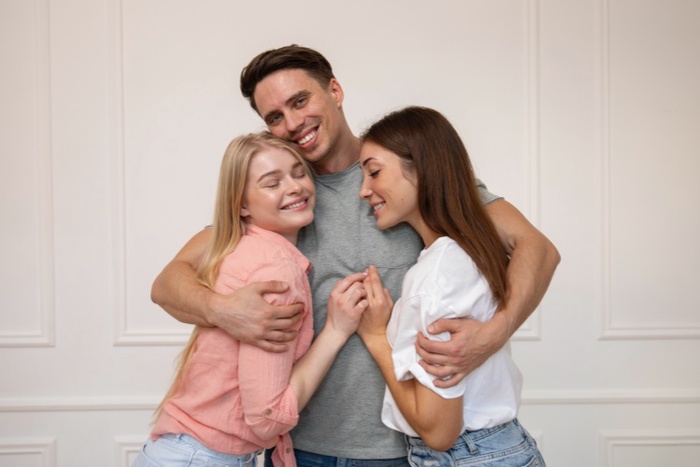 threesome dating app