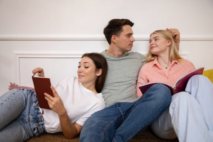threesome dating app