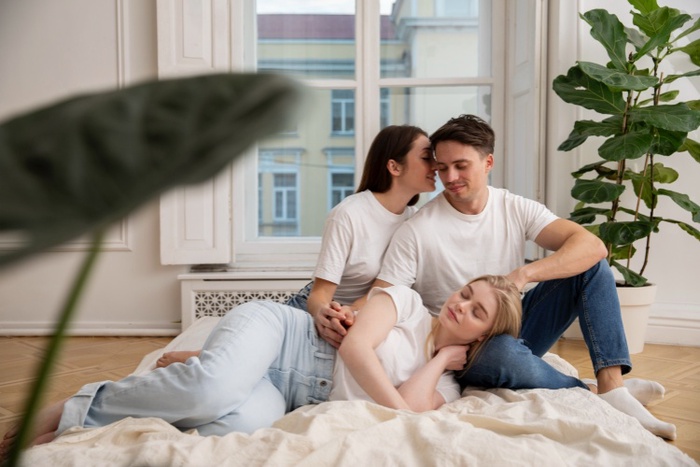 threesome dating app