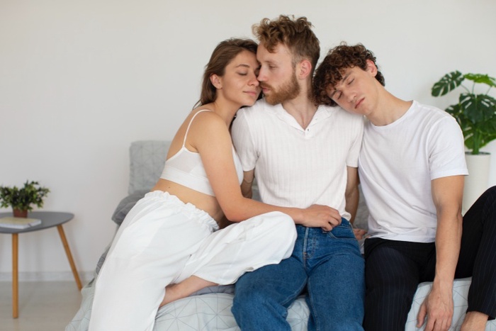 threesome dating app
