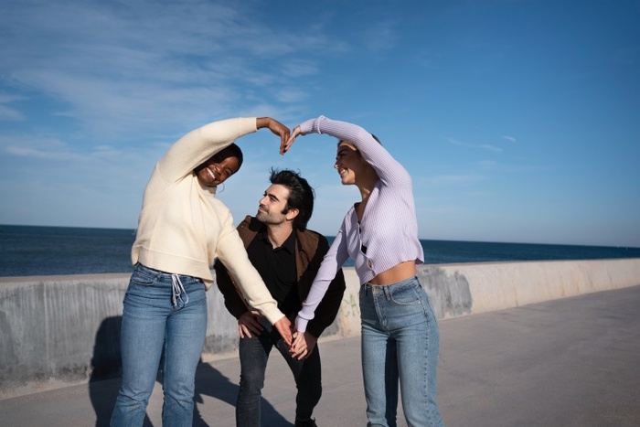 threesome dating app